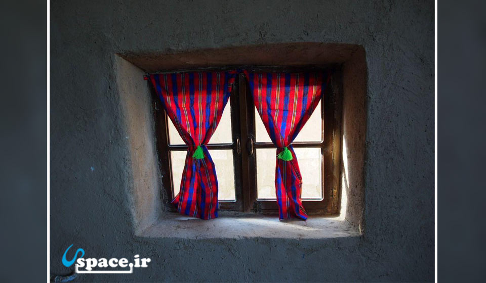 پنجره های چوبی با پرده های سنتی و زیبای اقامتگاه بوم گردی باجی رباب - گالیکش - روستای لوه